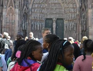 accueil-delegation-ecole-congolaise-2017-devant-la-cathedrale