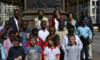 accueil-delegation-ecole-congolaise-2017-Statue-Gutenberg