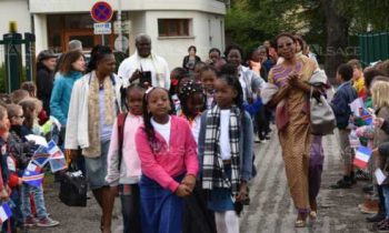 Une haie d’honneur, formée par les élèves guebwillerois en agitant des petits drapeaux, a accueilli la délégation congolaise au Collège Daniel. Photo L’Alsace/Bernard Biehler.