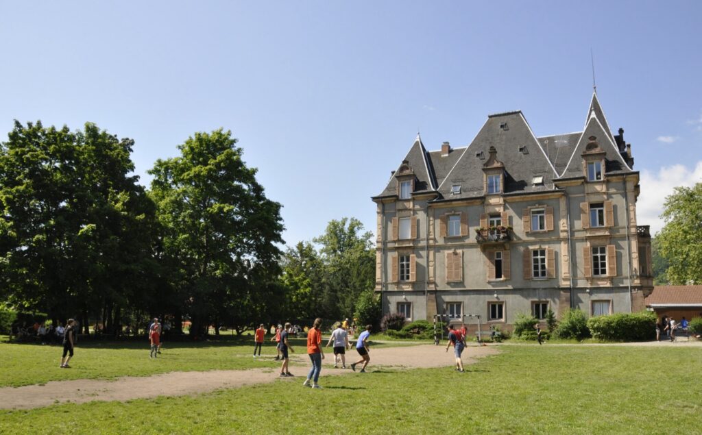 Le château de l’Établissement Daniel et des élèves dans le parc
